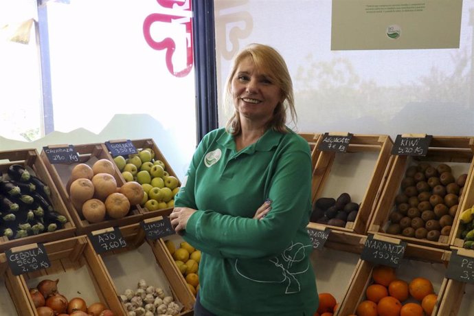 Ana trabaja en Bioalverde tras pasar por el programa de empleo de Cáritas.