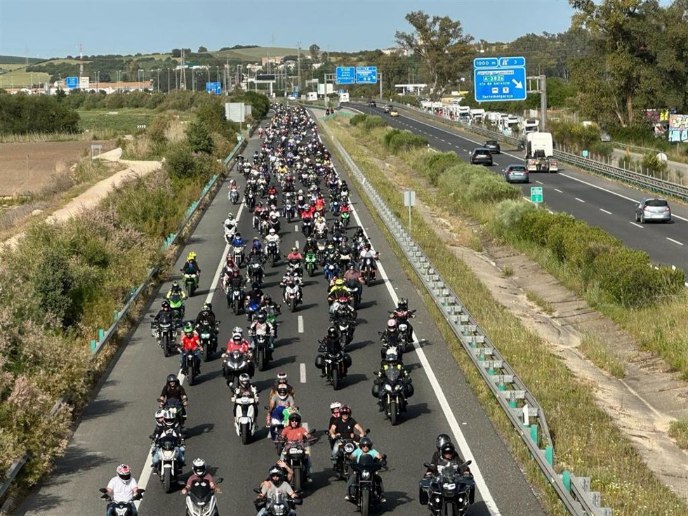 Caravana motera circulando por la autovía desde el circuito de Jerez en dirección al centro de la ciudad.