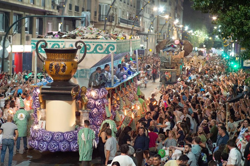 Archivo - Ambiente durante el desfile del Entierro de la Sardina, a 15 de abril de 2023, en Murcia, Región de Murcia (España).