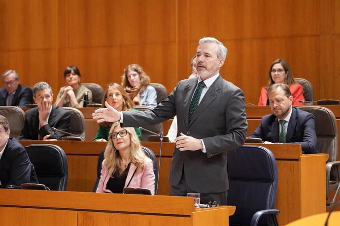 El presidente del Gobierno de Aragón, Jorge Azcón, responde al portavoz del grupo socialista, Fernando Sabés, en la sesión plenaria de las Cortes autonómicas.