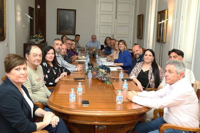 La alcaldesa, Noelia Arroyo, reunida con la nueva junta directiva de la Federación de Asociaciones de Vecinos de Cartagena y Comarca (FAVCAC)