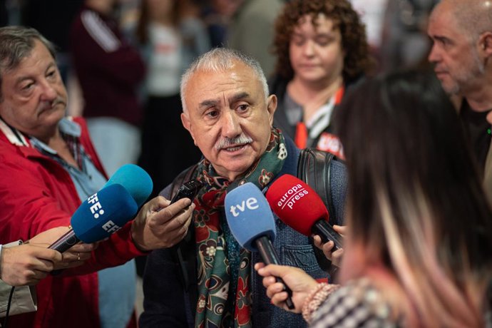 El secretario general de UGT, Pepe Álvarez, atiende a los medios de comunicación durante el reparto de octavillas con motivo del 1º de mayo, en la estación de tren Puerta de Atocha-Almudena Grandes, a 25 de abril de 2025, en Madrid (España). Los sindicato