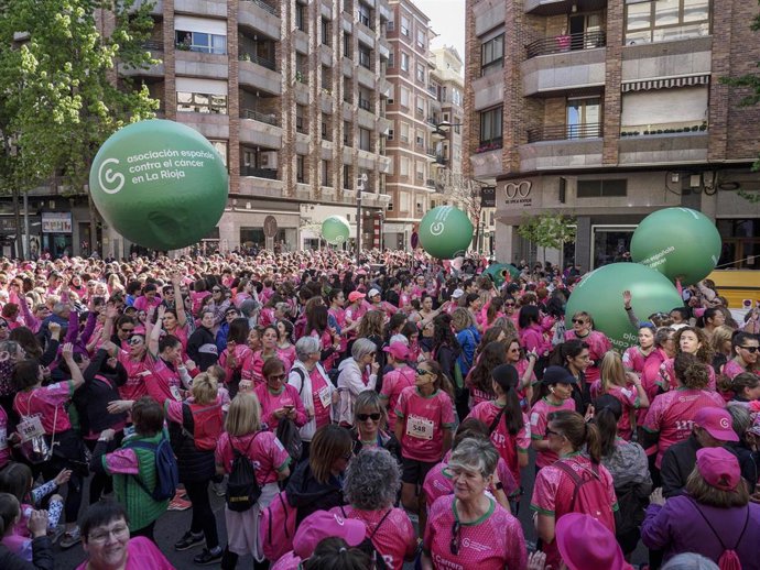 Archivo - Decenas de mujeres participan en la IX Carrera de la Mujer por la Investigación, a 21 de abril de 2024, en Logroño, La Rioja (España). 