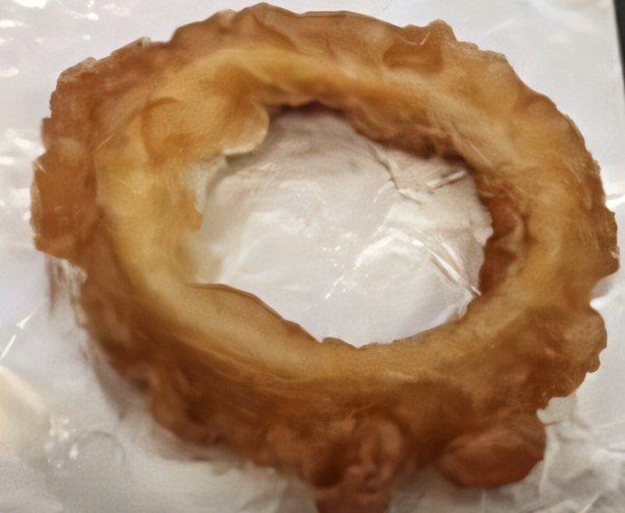Depois que esse imitador de lula impresso em 3D (imagem superior) é empanado e frito (imagem inferior), ele se parece com anéis de lula cozidos da mesma forma.
