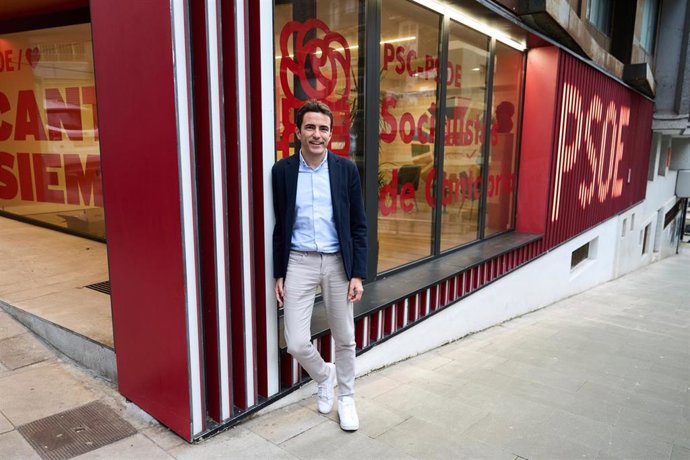 Archivo - El secretario general del PSOE de Cantabria, Pedro Casares, en la sede del partido