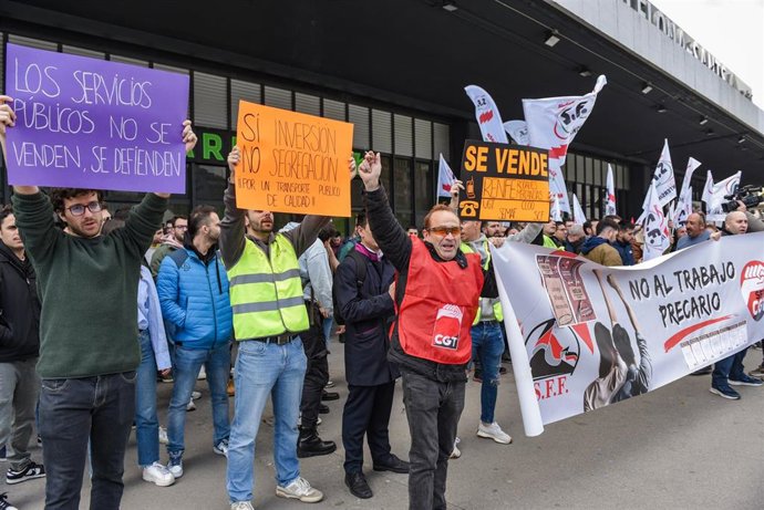 Archivo - Varios trabajadores de Renfe y Adif con carteles durante una concentración por la huelga estatal, en la Estació de Sants, a 17 de marzo de 2025, en Barcelona