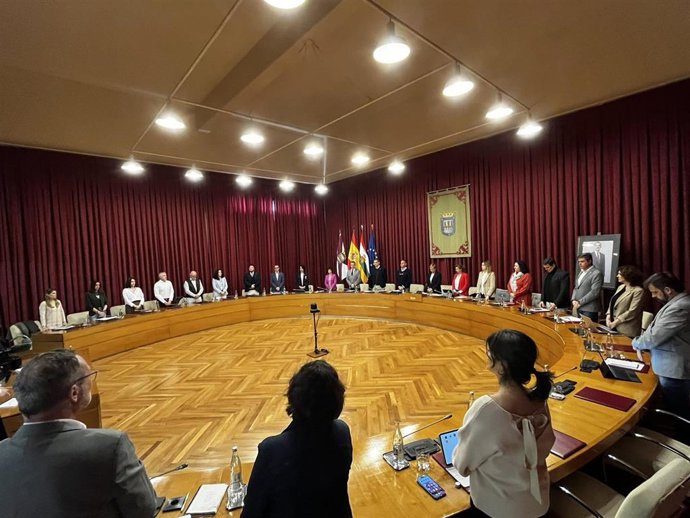 El pleno extraordinario del Ayuntamiento de Logroño ha comenzado con un minuto de silencio por el fallecimiento del Papa Francisco