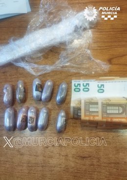 Imagen de la droga y el dinero intervenido por los agentes