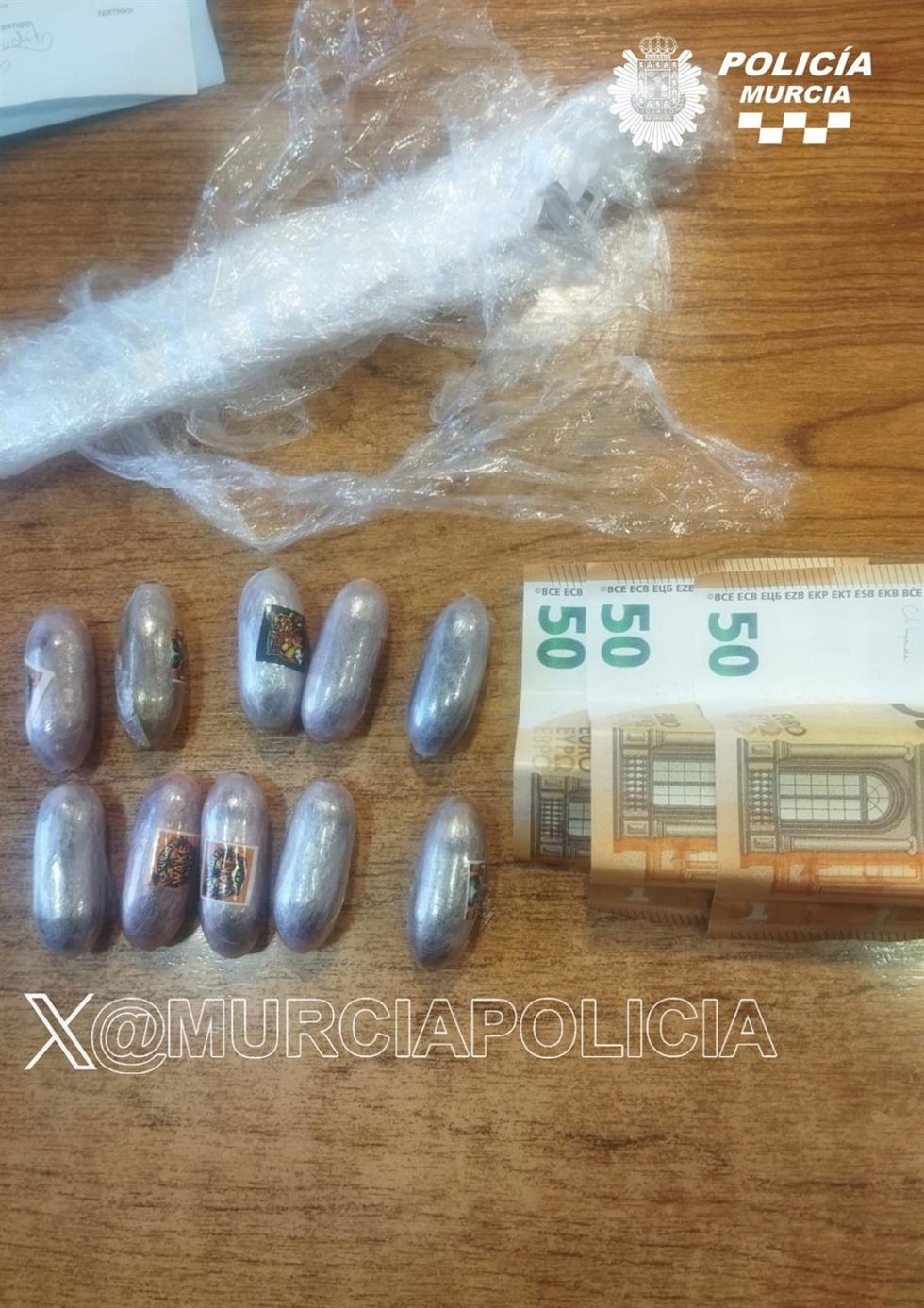 Imagen de la droga y el dinero intervenido por los agentes