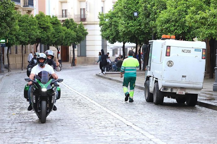 Un operario de limpieza del Ayuntamiento de Jerez en una calle del centro donde ya hay motos circulando por el Gran Premio de España.