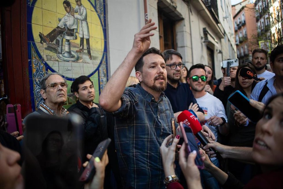 El exvicepresidente y exsecretario general de Podemos Pablo Iglesias, atiende a los medios de comunicación a su llegada a la presentación de su nuevo libro 'Enemigos íntimos', en la Taberna Garibaldi