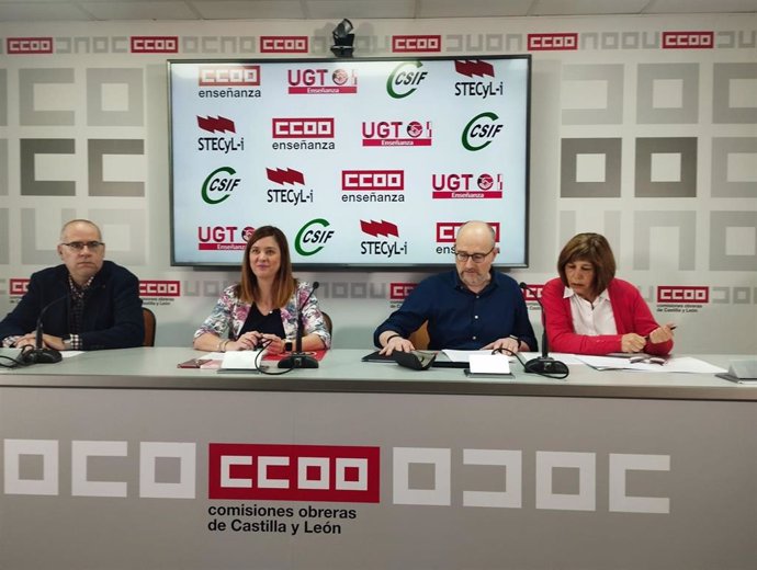 Sindicatos exigen a Lucas equiparar los salarios del personal laboral al personal titular de universidad.