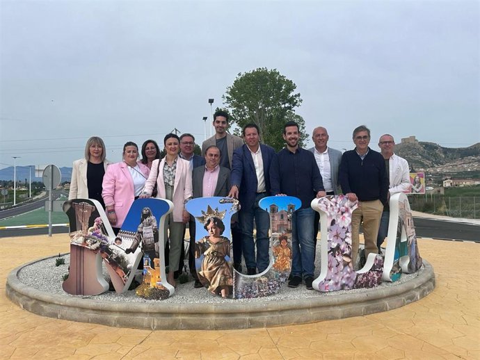 El director general de Carreteras, Francisco Carrillo, junto a miembros de la corporación municipal de Mula, durante la visita a la glorieta finalizada en la entrada al municipio