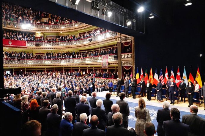Archivo - Plano general de los premiados y el público durante la ceremonia de entrega de los 'Premios Princesa de Asturias 2024' en el Teatro Campoamor, a 25 de octubre de 2024.