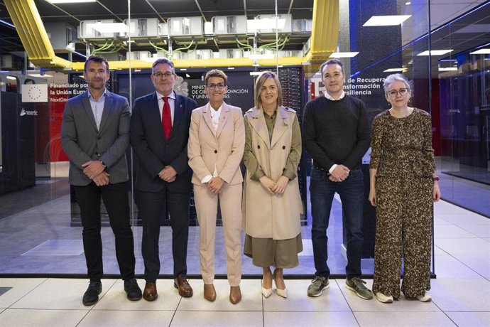 Josean Vizcay (director general de Telecomunicaciones y Digitalización), el consejero García, la presidenta Chivite, la delegada Echeverría, Luis Campos (director gerente de NASERTIC) e Izaskun Echeverría (responsable de Sistemas y CPD de Nasertic).