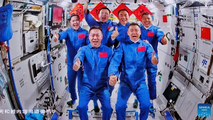 Foto de grupo dos astronautas chineses das missões Shenzhou 19 e 20.