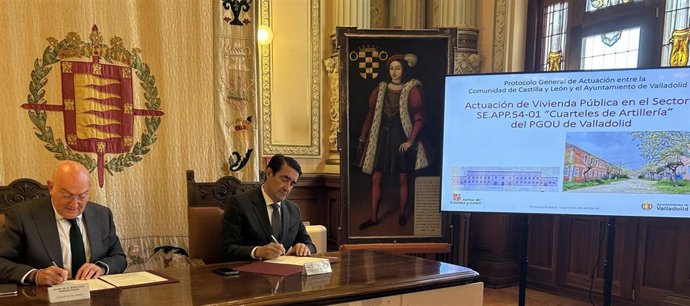 El alcalde de Valladolid, Jesús Julio Carnero, y el consejero de Medio Ambiente, Vivienda y Ordenación del Territorio, Juan Carlos Suárez-Quiñones, en la firma del acuerdo de cesión de la parcela para el proyecto de viviendas para jóvenes.
