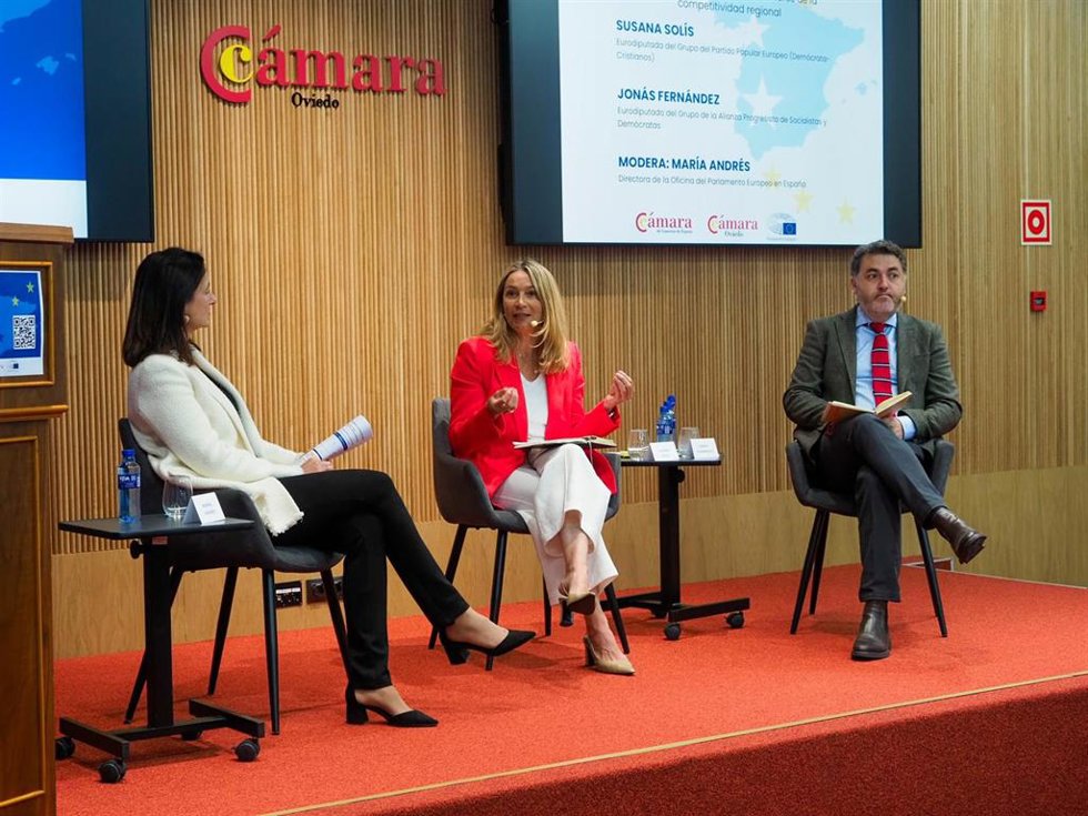 Los eurodiputados asturianos Susana Solís y Jonás Fernández durante el debate celebrado en la Cámara de Comercio de Oviedo.