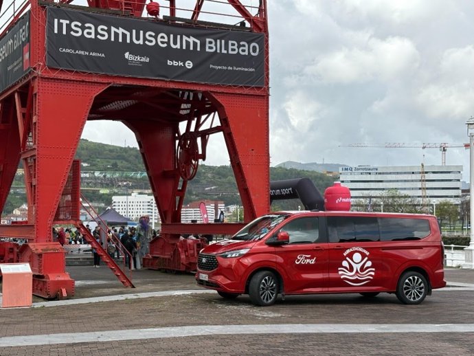 Ford España se suma al reto 'Abracemos el Mar' para combatir la contaminación marina con el deporte
