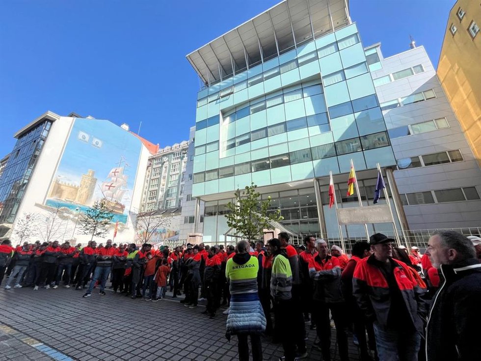 Unos 200 trabajadores de Bridgestone se concentran en el Gobierno de Cantabria para que informe sobre su mediación con la empresa
