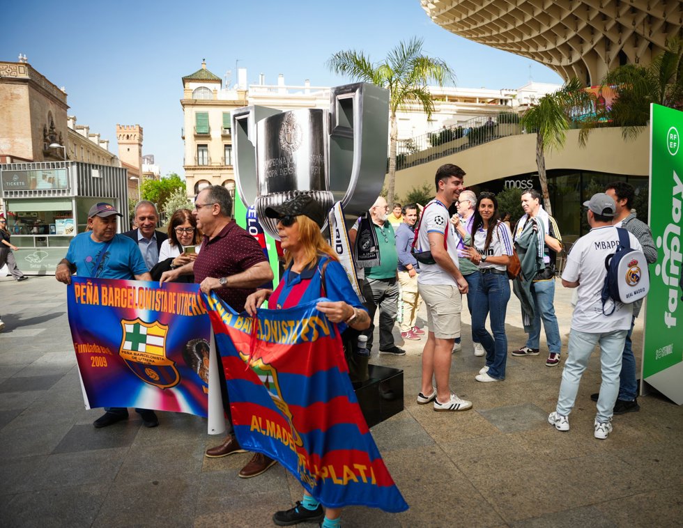 Aficionados llegan a Sevilla para la final de la Copa del Rey. 
