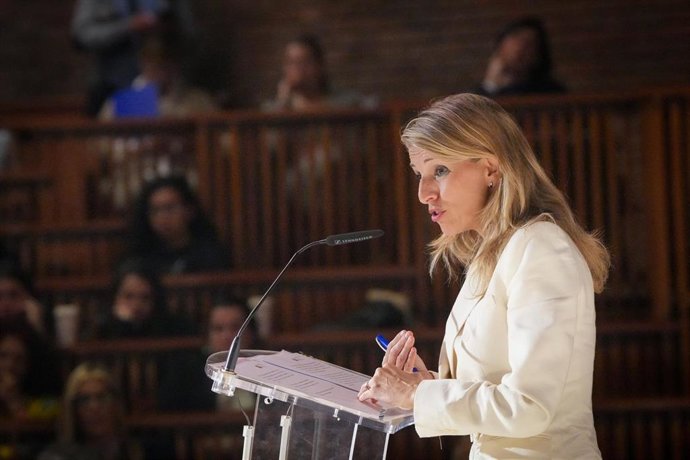 La vicepresidenta segunda y ministra de Trabajo y Economía Social, Yolanda Díaz, participa en la jornada ‘La Dignidad del Cuidado y de las Cuidadoras: Un Diálogo a Tres Voces’, a 9 de abril de 2025, en Deusto, San Sebastián, País Vasco (España).