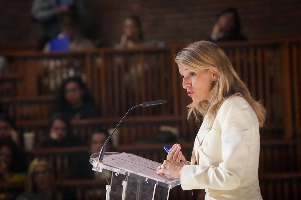 La vicepresidenta segunda y ministra de Trabajo y Economía Social, Yolanda Díaz, participa en la jornada La Dignidad del Cuidado y de las Cuidadoras: Un Diálogo a Tres Voces, a 9 de abril de 2025, en Deusto, San Sebastián, País Vasco (España).