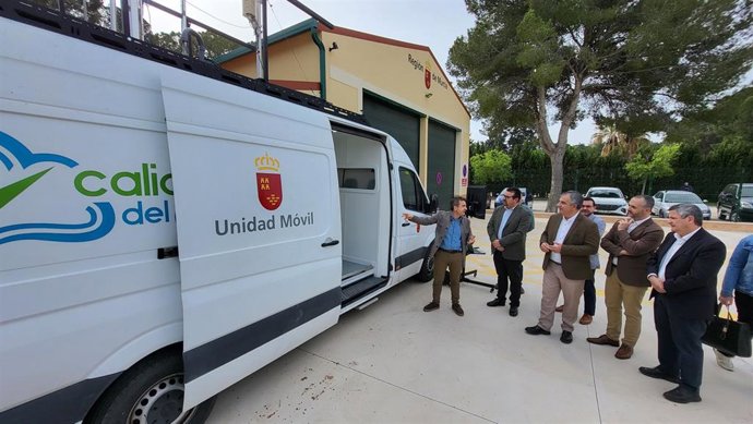 El consejero de Medio Ambiente, Universidades, Investigación y Mar Menor, Juan María Vázquez, visita junto al alcalde de Cieza, Tomás Rubio, la Estación Móvil de Calidad del Aire, que está ubicada en la pedanía de Ascoy