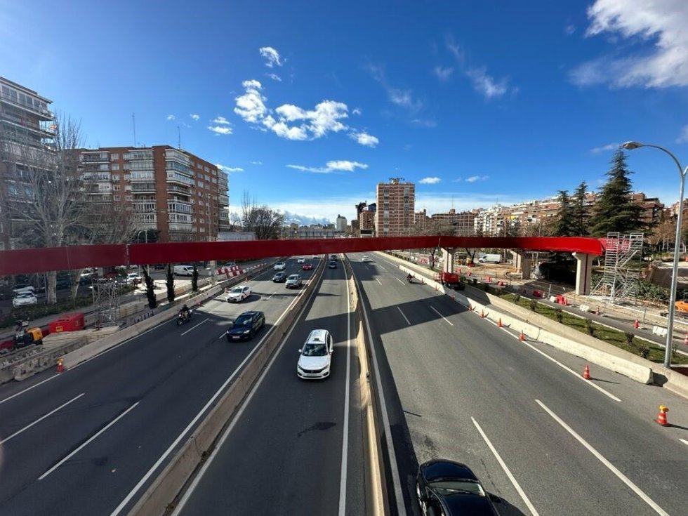 Trabajos de desmantelamiento en pasarela de la A-2
