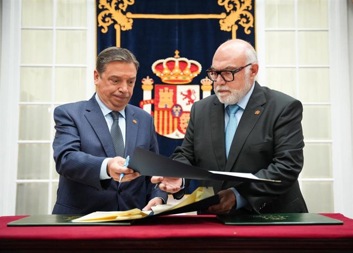 El ministro de Agricultura, Pesca y Alimentación, Luis Planas, firma un convenio para optimizar el uso de los fondos europeos en proyectos de regadíos de Andalucía.