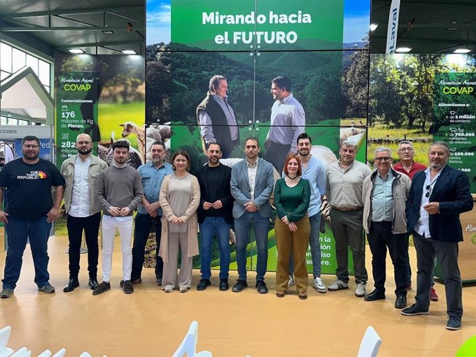 El coordinador de IU Andalucía, Toni Valero, vsita la Feria Agroganadera de Pozoblanco (Córdoba).