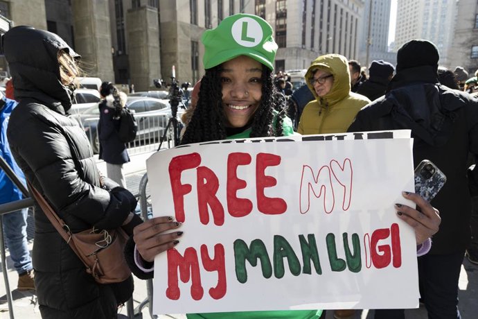Archivo - Arquivo - 21 de fevereiro de 2025, Nova York, Nova York, EUA: LAILA SPRINGER, 20 anos, da cidade de Nova York, posa para uma foto usando um boné do Luigi verde do Super Mario Bros. e segurando um cartaz com os dizeres "FREE MY MY MAN LUIGI" (Lib