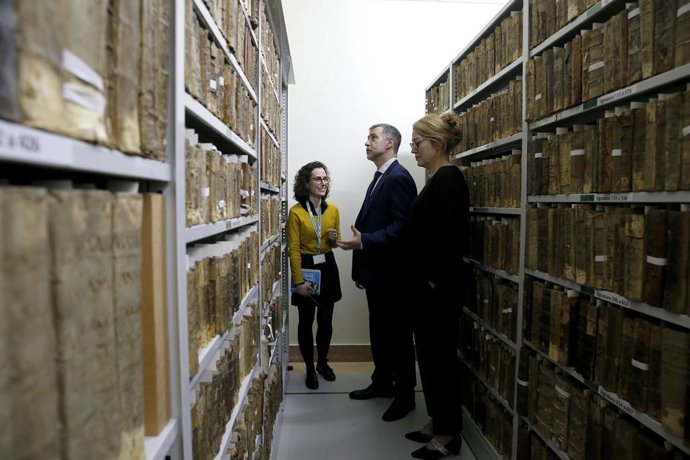 El consejero de Cultura, Turismo y Deporte, Luis Martínez Abad, visita la Biblioteca Central de Cantabria