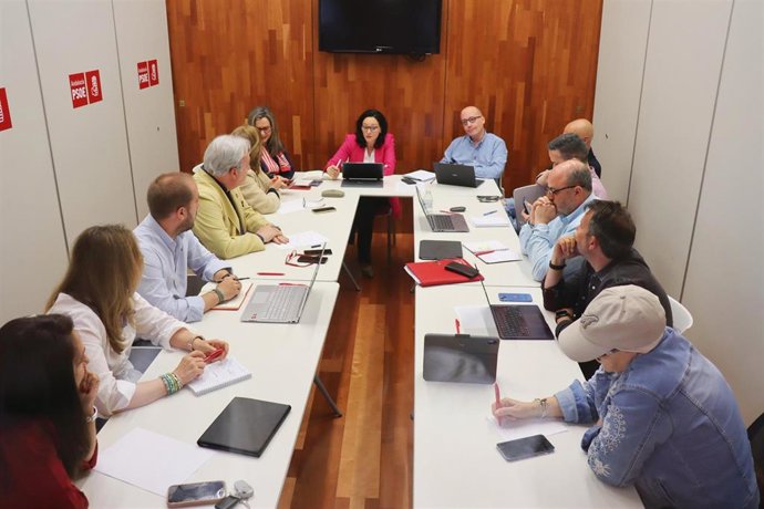 Crespín (centro, al fondo), preside la reunión de la Comisión Permanente de su partido.