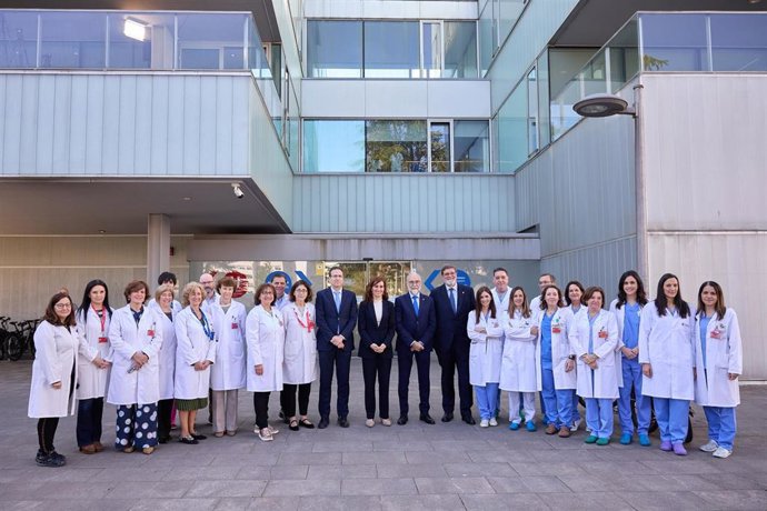 Archivo - La ministra de Sanidad, Mónica García, y el consejero de Salud, Fernando Domínguez, visitan el área del Corazón del Hospital Universitario de Navarra