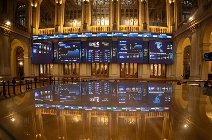 Archivo - Paneles del Ibex, en el Palacio de la Bolsa de Madrid, en Madrid (España)