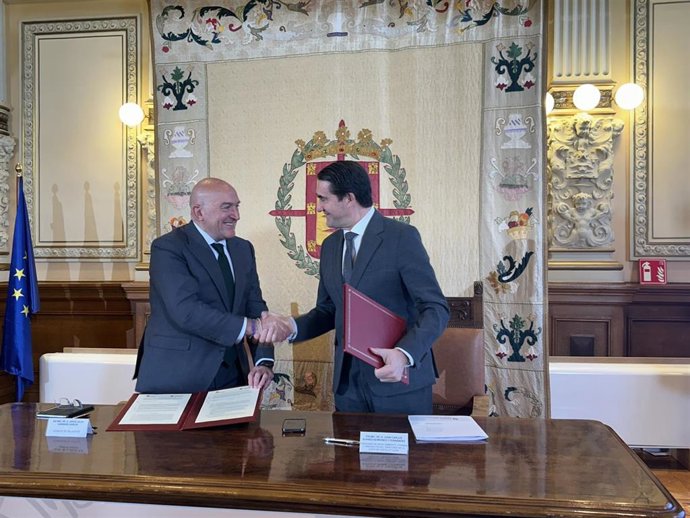 El consejero de Medio Ambiente de Castilla y León, Juan Carlos Suárez-Quiñones, saluda al alcalde de Valladolid, Jesús Julio Carnero.