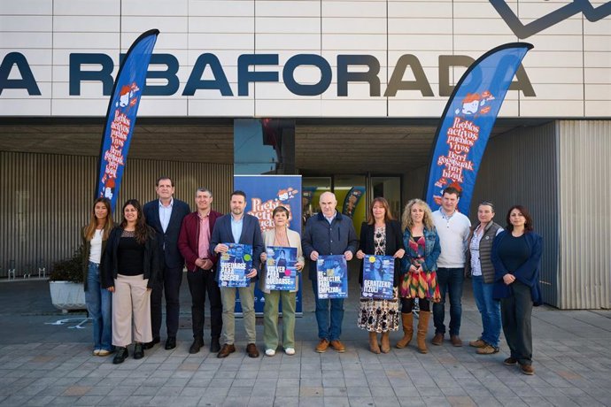 El consejero Aierdi junto a los representantes de Grupos de Acción Local que han participado en la presentación.