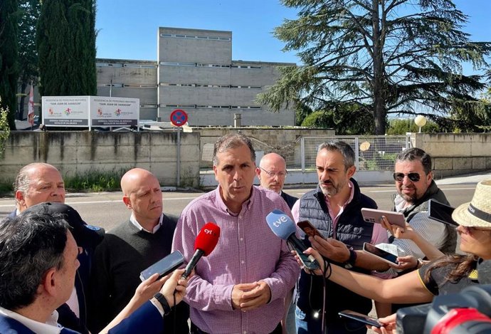 Samuel Vázquez atiende a los medios en Salamanca.