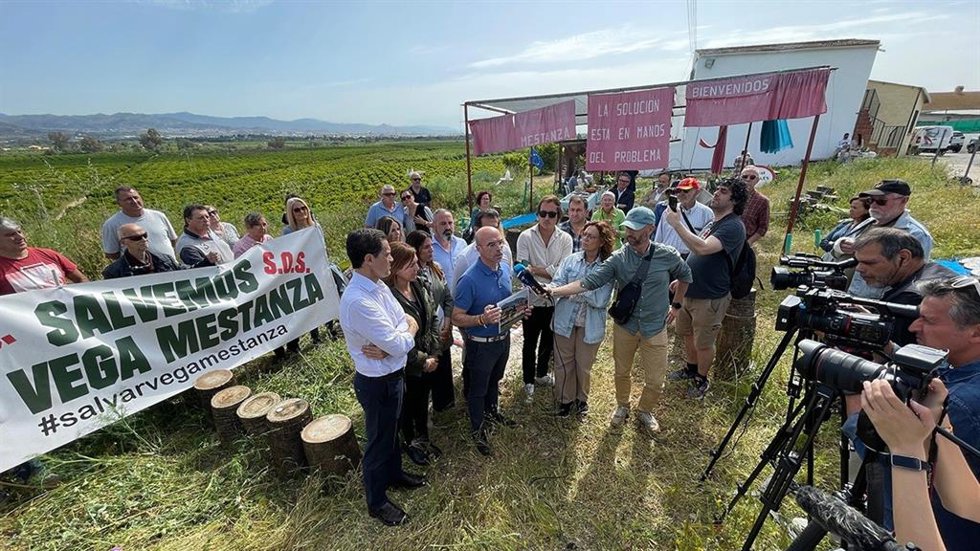 El jefe de la Delegación de Vox en Bruselas, Jorge Buxadé, junto a otros miembros de Vox Málaga con vecinos de la Vega Mestanza de Alhaurín de la Torre.