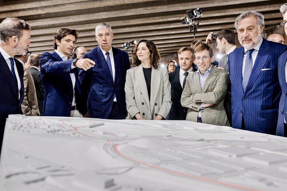 Isabel Díaz Ayuso, José Luis Martínez Almeida, el piloto de Fómula 1, Carlos Sainz, y Ángel Asensio durante la presentación del circuito de Fórmula 1 Madring, en IFEMA Madrid, a 25 de abril de 2025, en Madrid (España).