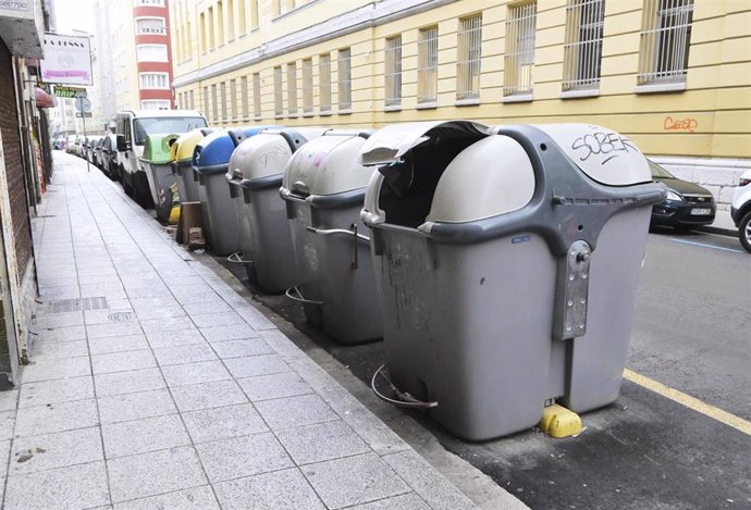 Archivo - Varios contenedores de basura