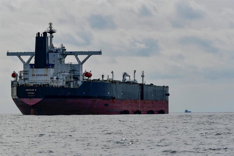 Archivo - El buque ANSHUN II con las defensas Yokohama preparadas y las tuberías conectadas para recibir otro petrolero y trasvasar crudo ruso, a 20 millas de Ceuta (España).