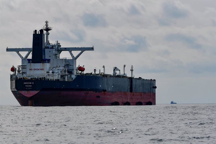 Archivo - Arquivo - O ANSHUN II com as defensas "Yokohama" preparadas e os dutos conectados para receber outro navio-tanque e transferir petróleo bruto russo, a 20 milhas de Ceuta (Espanha).