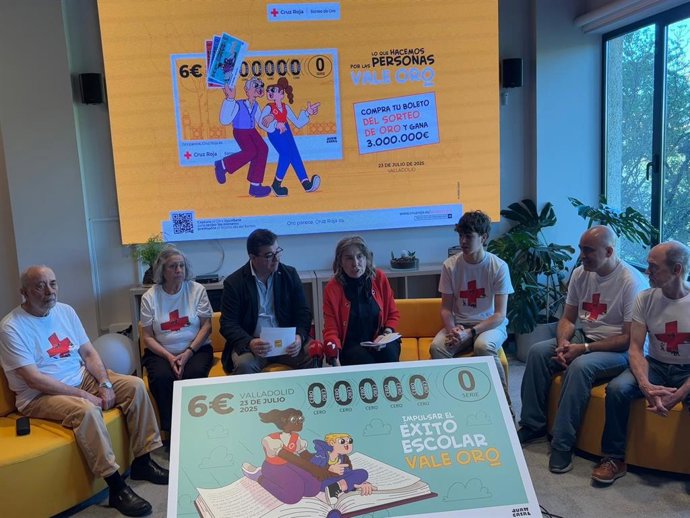 La presidenta autonómica de Cruz Roja en Castilla y León, Rosa Urbón , el presidente de la entidad en Valladolid, Juan José Zancada, y voluntarios presentan el Sorteo de Oro Cruz Roja 2025 en Valladolid