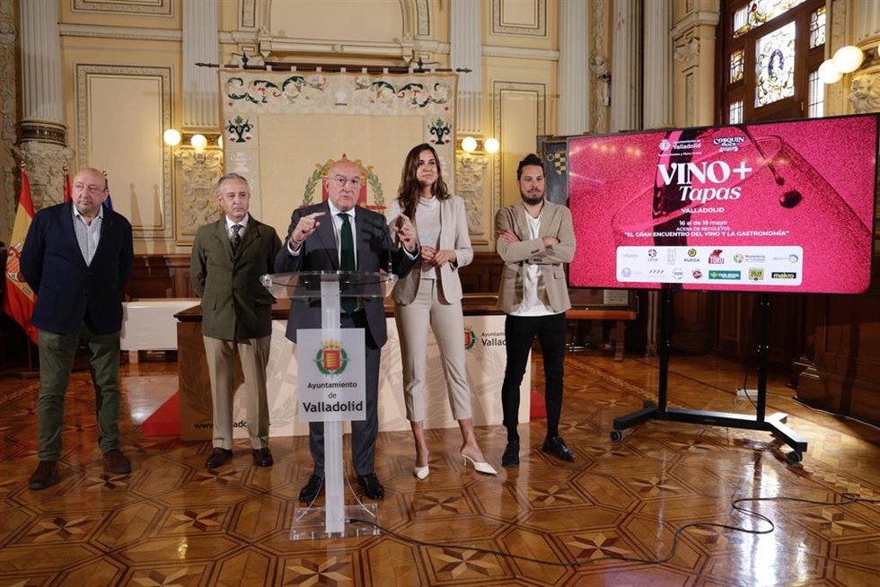 De izquierda a derecha Jaime Fernández, Pablo Sáez, Jesús Julio Carnero, Blanca Jiménez y Francisco Javier Rodríguez en la presentación de 'Vino + Tapas'.