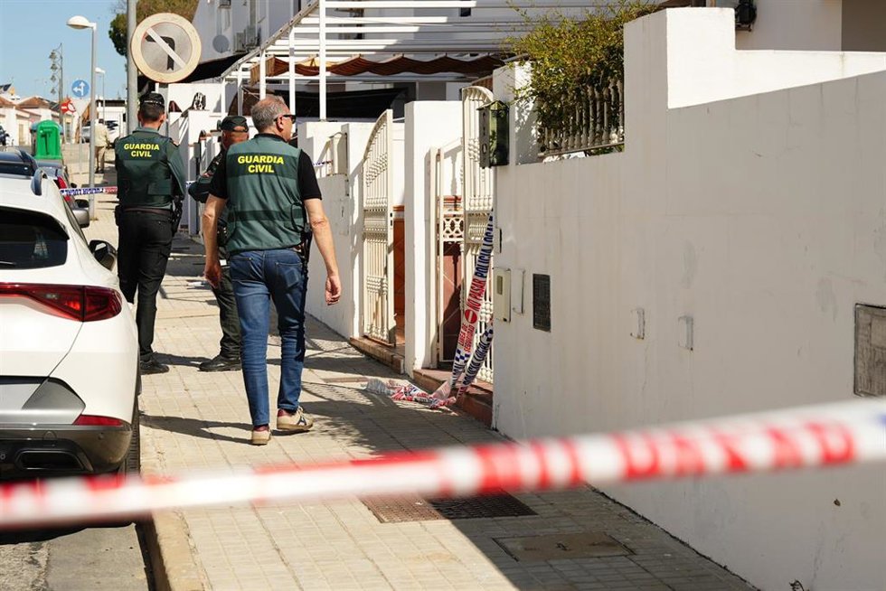 Imagen de la Guardia Civil recabando indicios en casa de la mujer.
