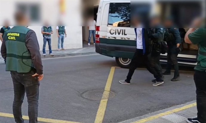 El detenido llegando al cuartel de la Guardia Civil de Tudela.