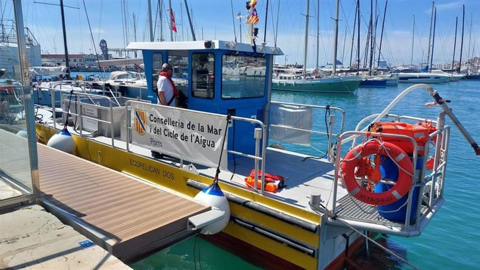 Una de las embarcaciones del servicio de limpieza del litoral del Govern.