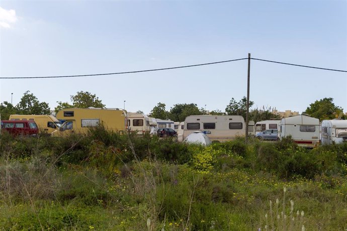 Asentamiento de autocaravanas en el aparcamiento de Es Gorg, a 1 de abril de 2025, en Ibiza